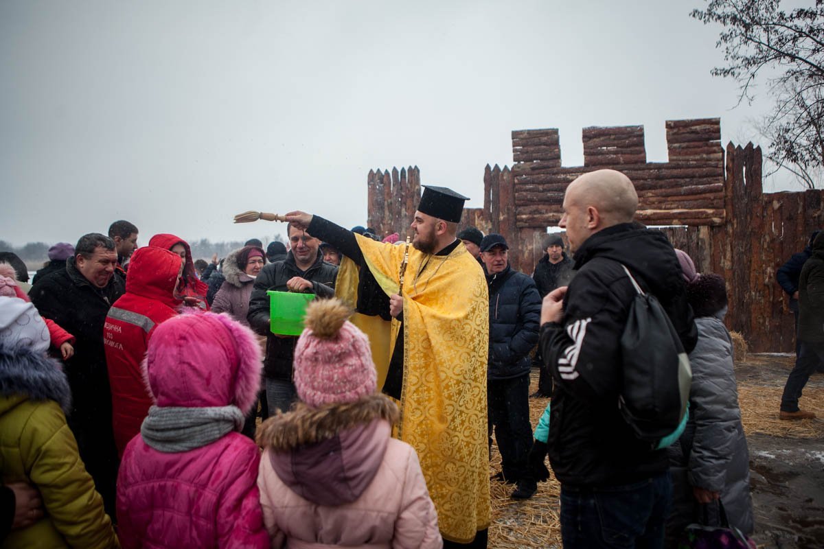 Священники освятили прихожан Священники освятили прихожан