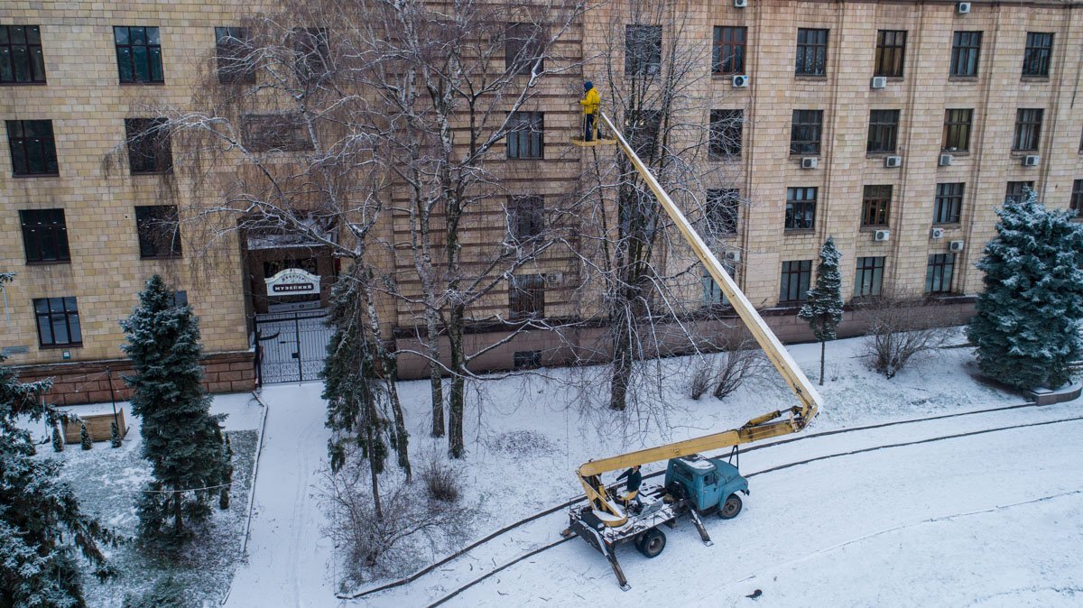 Коммунальщики снимают иллюминацию 