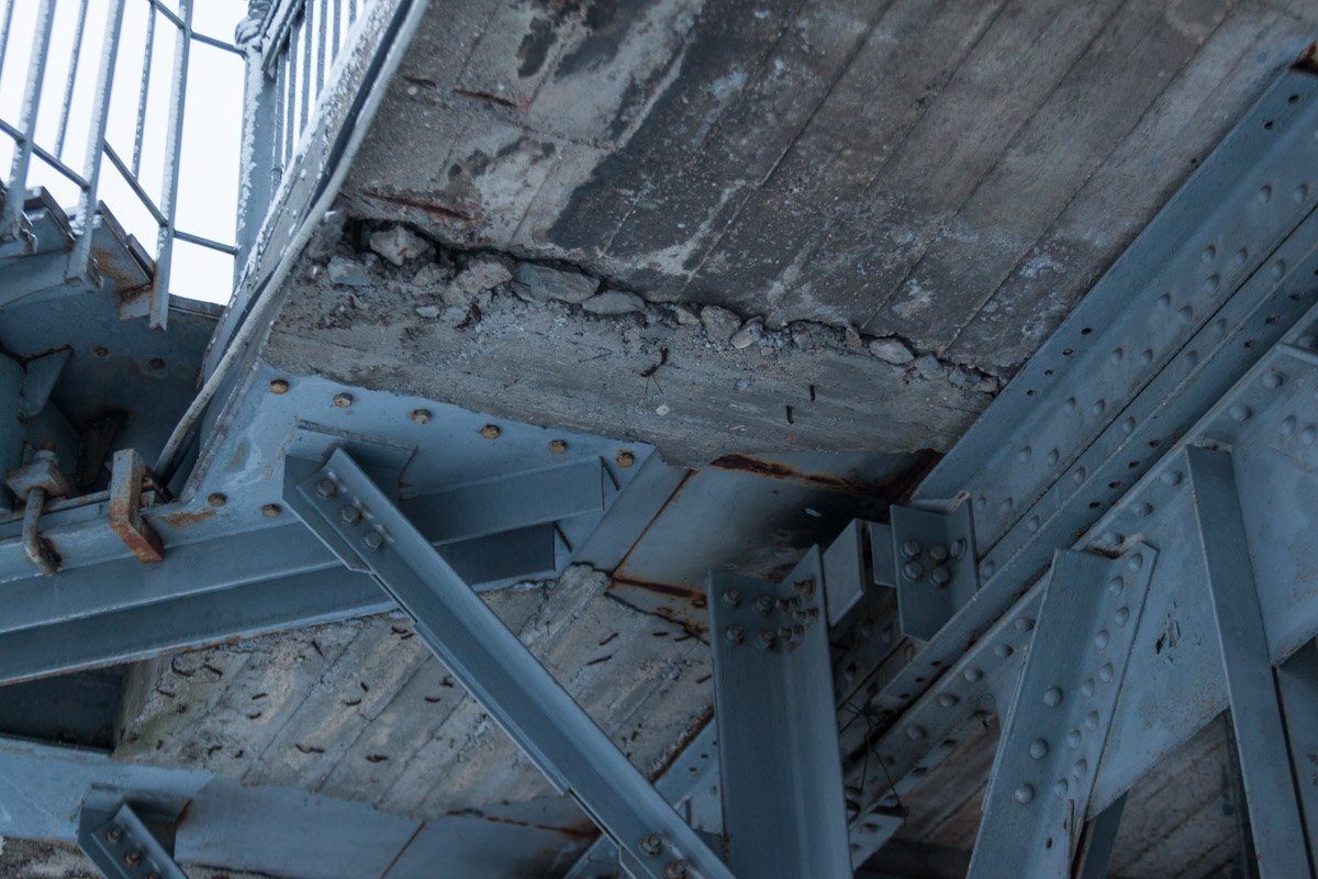 Мост давно требует ремонта