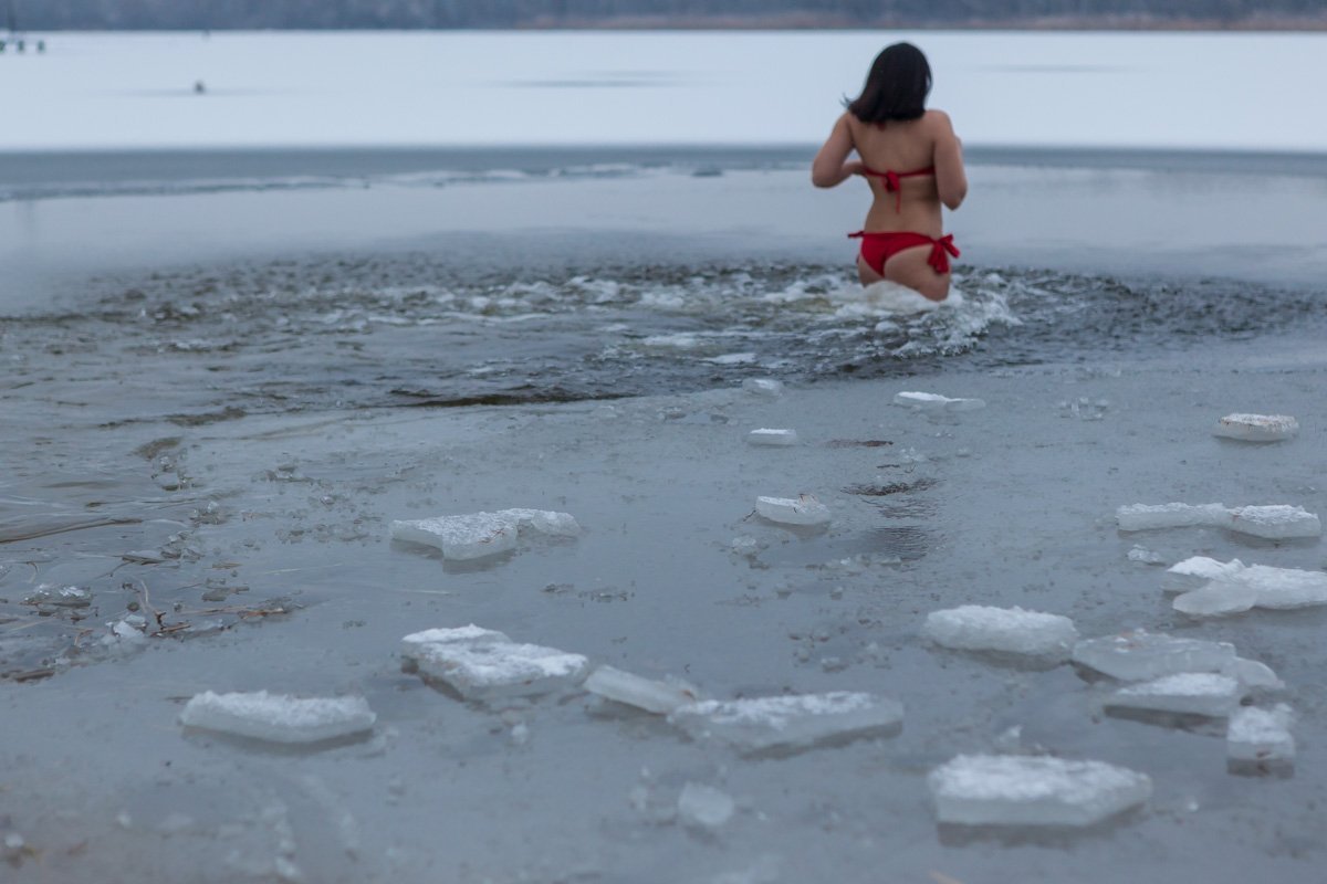 Нельзя просто так взять и не окунуться в ледяную воду на Крещение Нельзя просто так взять и не окунуться в ледяную воду на Крещение