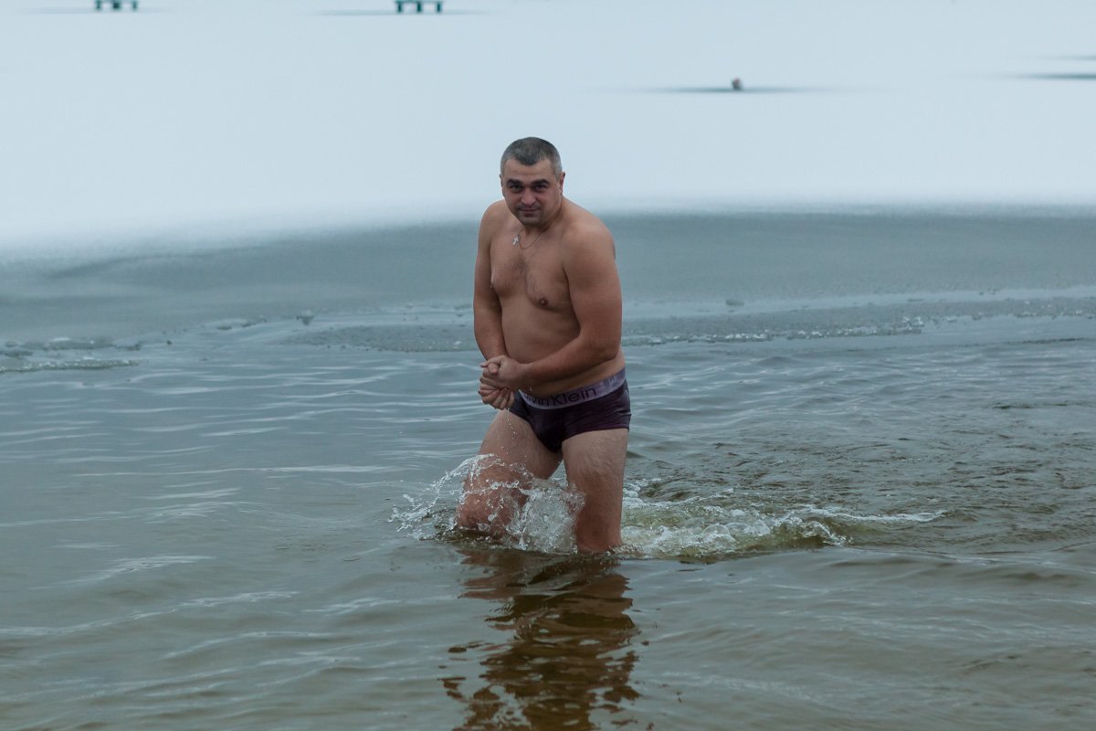 Заигрывает мускулами Заигрывает мускулами