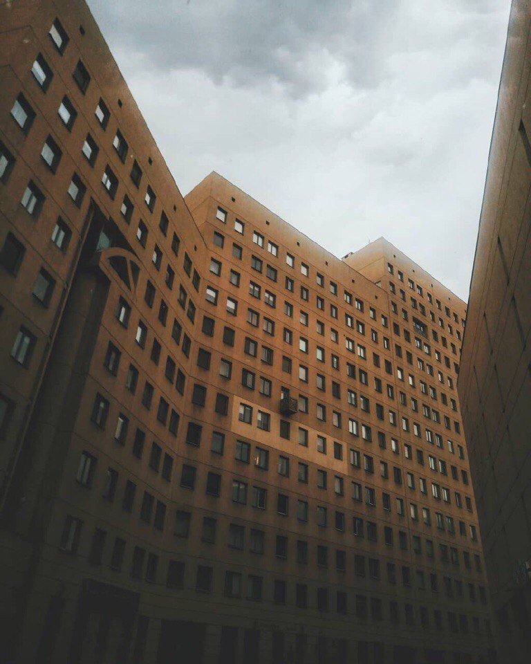 Такие большие здания, такие маленькие мы. Фото: evgmir