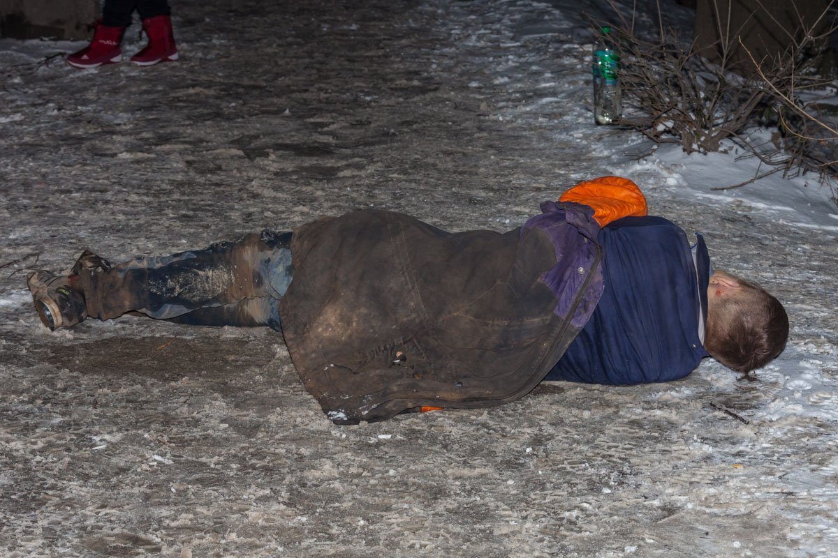 Труп мужчины выбросили из автомобиля у входа в дом, где он проживал Труп мужчины выбросили из автомобиля у входа в дом, где он проживал