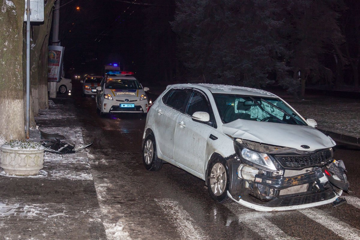 Девушка, находившаяся за рулем автомобиля Kia, врезалась в Ford и Nissan, которые стояли на электрозаправке