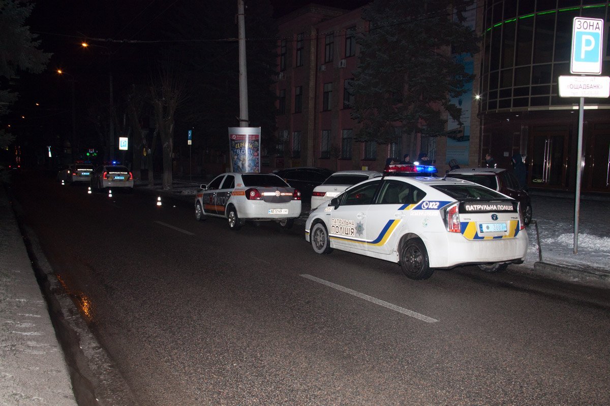 На место происшествия прибыло несколько нарядов патрульной полиции