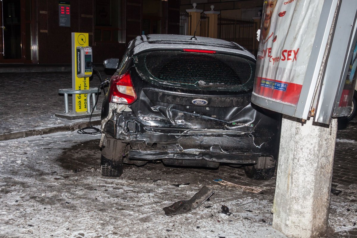 Стоявший на электрозаправке Ford сильно поврежден