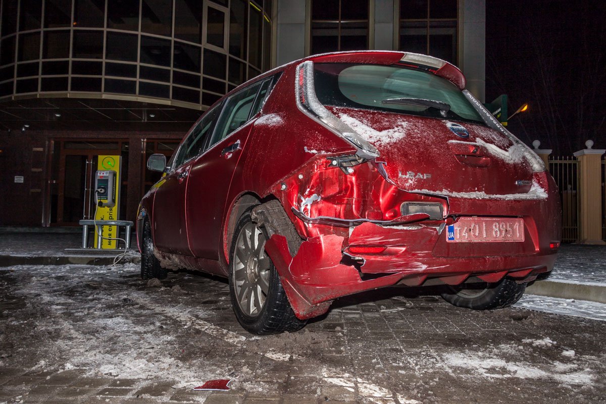  Стоявший на электрозаправке Nissan сильно поврежден