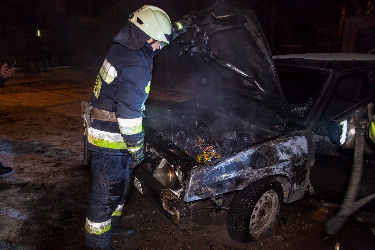 20 января, около 3:00, во дворе дома на проспекте Богдана Хмельницкого загорелся автомобиль ВАЗ 21099.