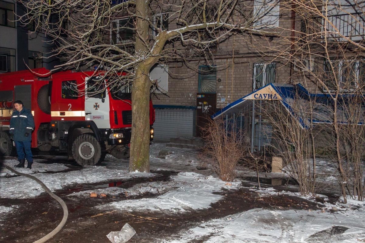 «Первую помощь» автомобилю оказывали полицейские и люди, отдыхавшие в сауне