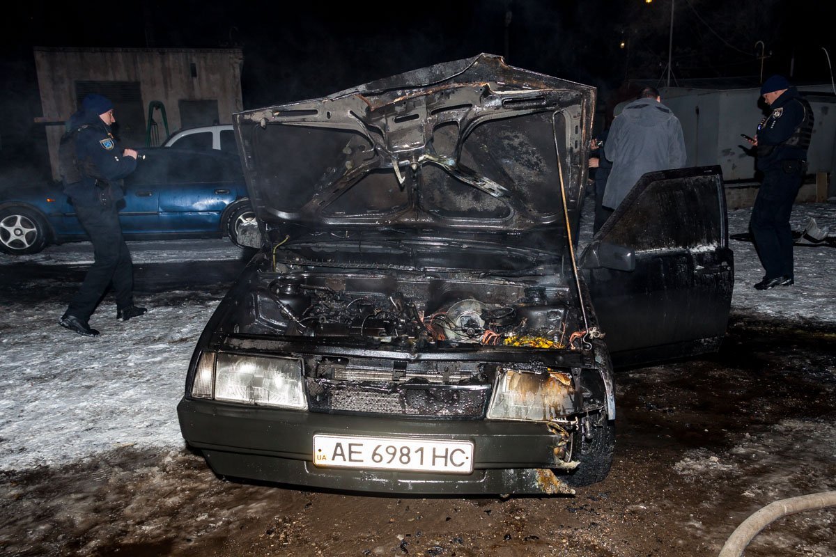 На месте происшествия работают полицейские.