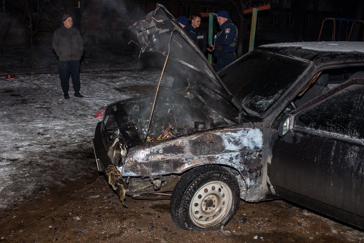 Автомобиль загорелся во дворе на проспекте Богдана Хмельницкого,9