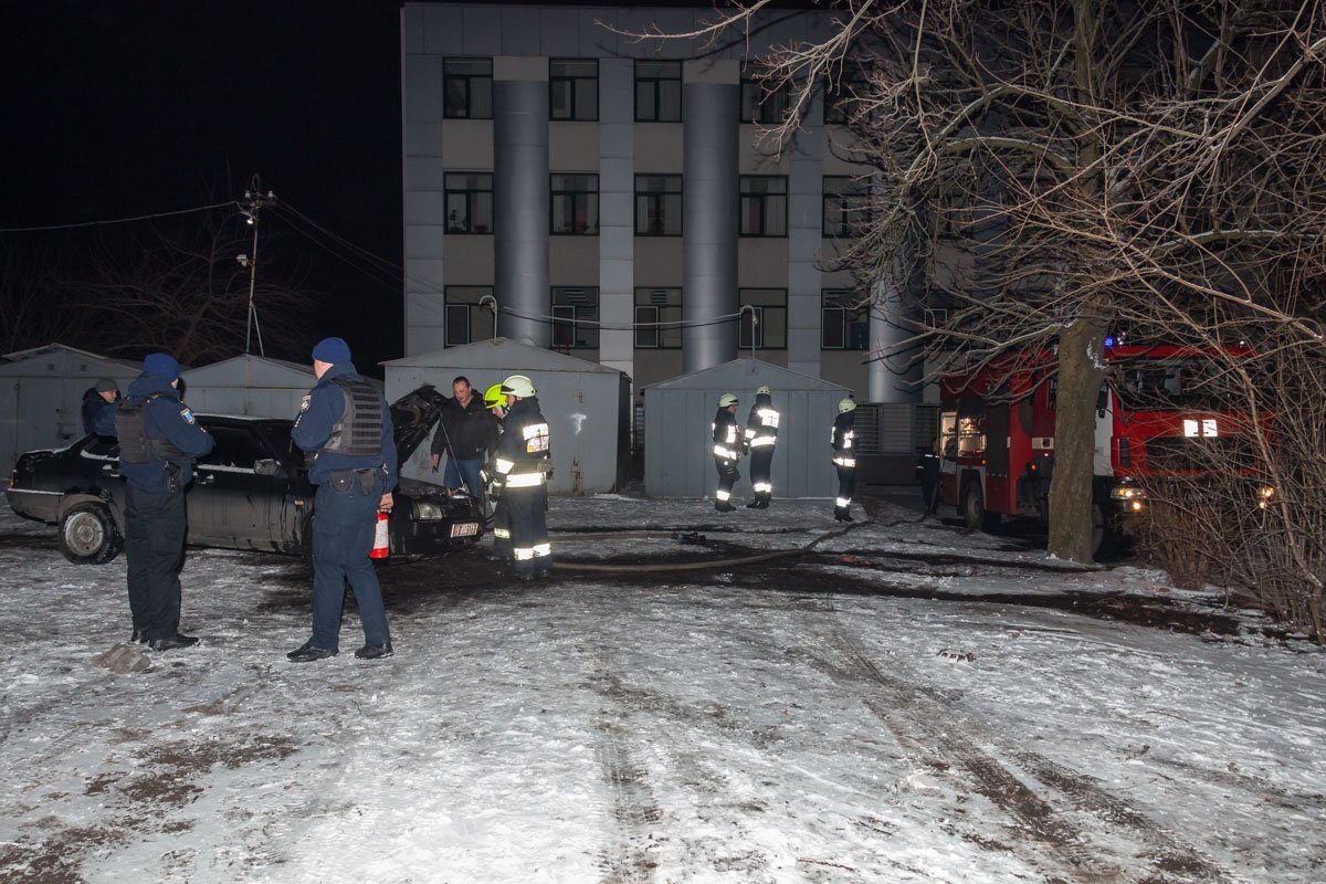 До приезда спасателей полицейские тушили ВАЗ из огнетушителя
