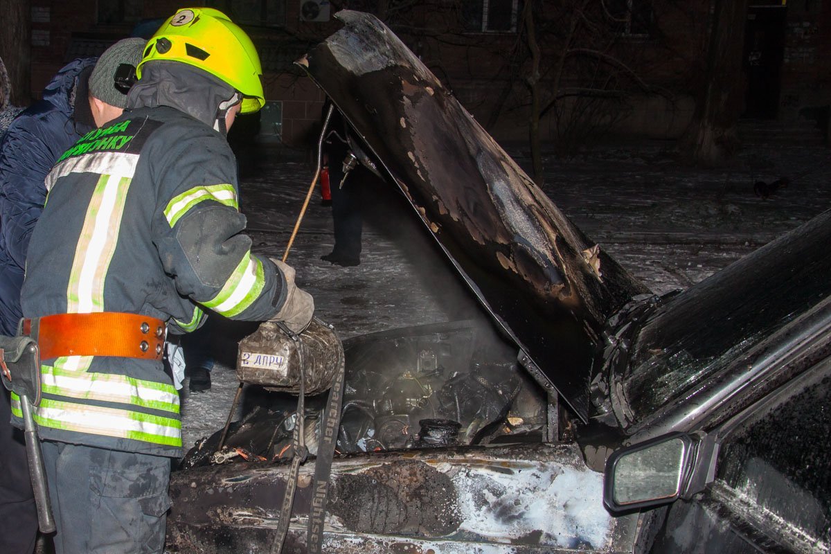 Спасатели удостоверились, что очаг возгорания полностью ликвидирован