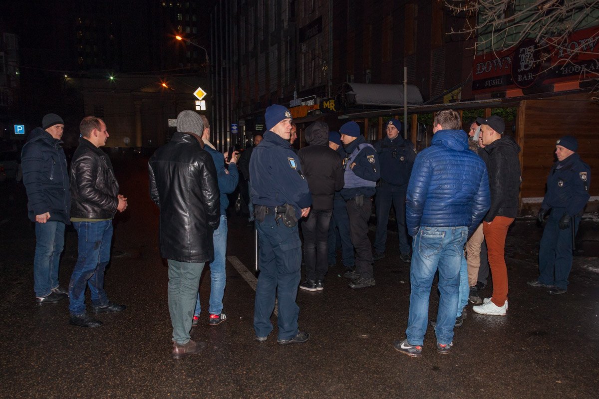 20 января, около 4:00, у входа в ночной клуб Moulin Rouge завязалась массовая драка 20 января, около 4:00, у входа в ночной клуб Moulin Rouge завязалась массовая драка