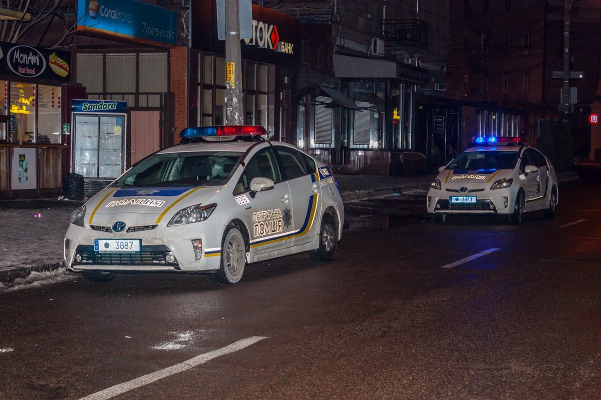 На место происшествия прибыло несколько экипажей патрульной полиции На место происшествия прибыло несколько экипажей патрульной полиции