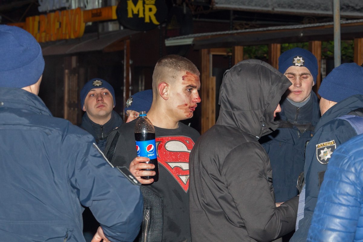 У входа в клуб действительно находилось много людей с окровавленными руками, лицами и одеждой У входа в клуб действительно находилось много людей с окровавленными руками, лицами и одеждой