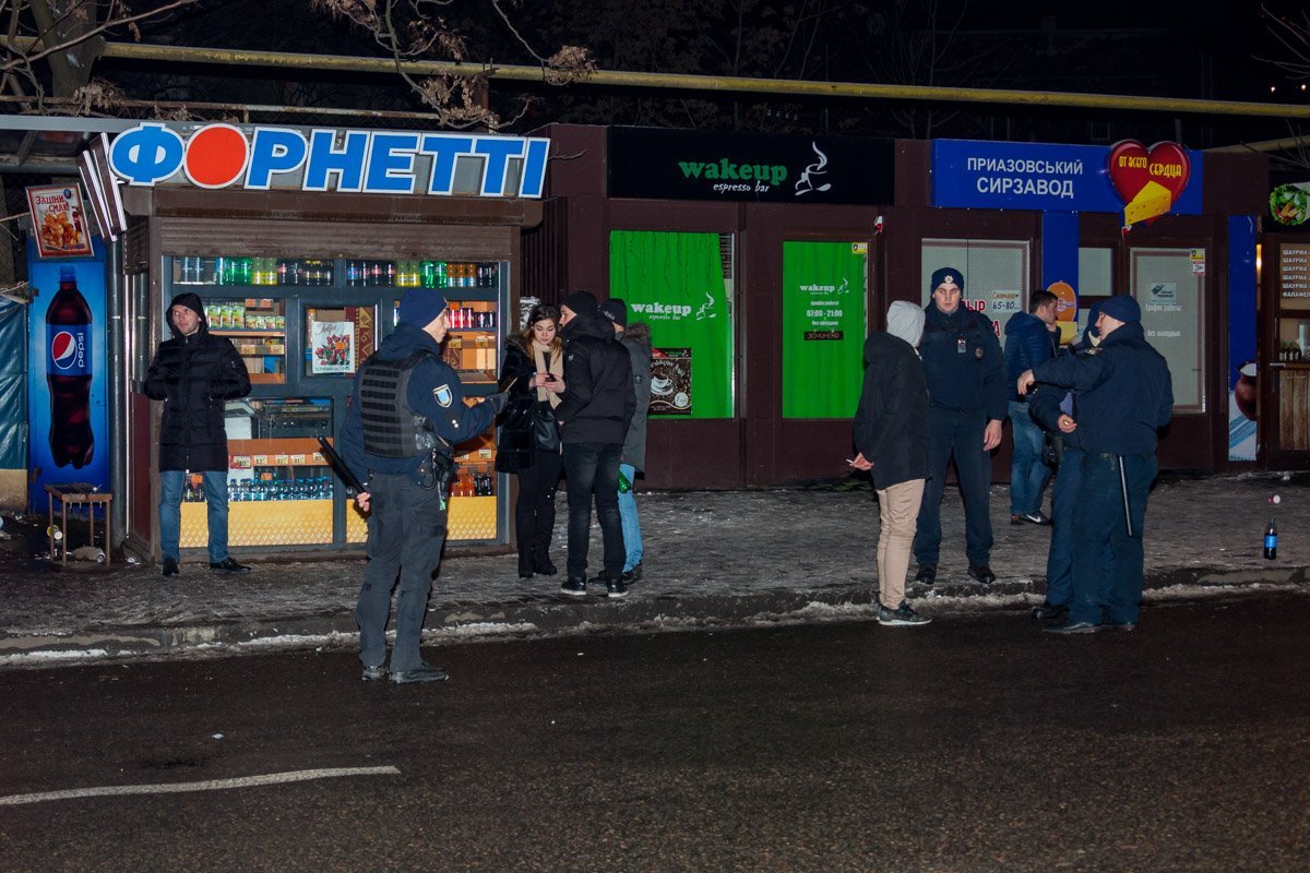 Молодые люди, даже после приезда полицейских, продолжали громко ругаться и нецензурно выражаться Молодые люди, даже после приезда полицейских, продолжали громко ругаться и нецензурно выражаться
