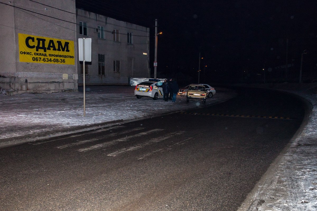 На Каруны автомобиль ВАЗ сбил двоих пешеходов На Каруны автомобиль ВАЗ сбил двоих пешеходов