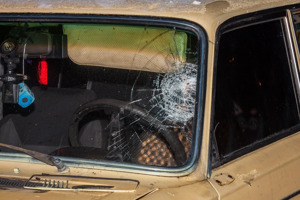 Один из них ударился головой о лобовое стекло автомобиля Один из них ударился головой о лобовое стекло автомобиля