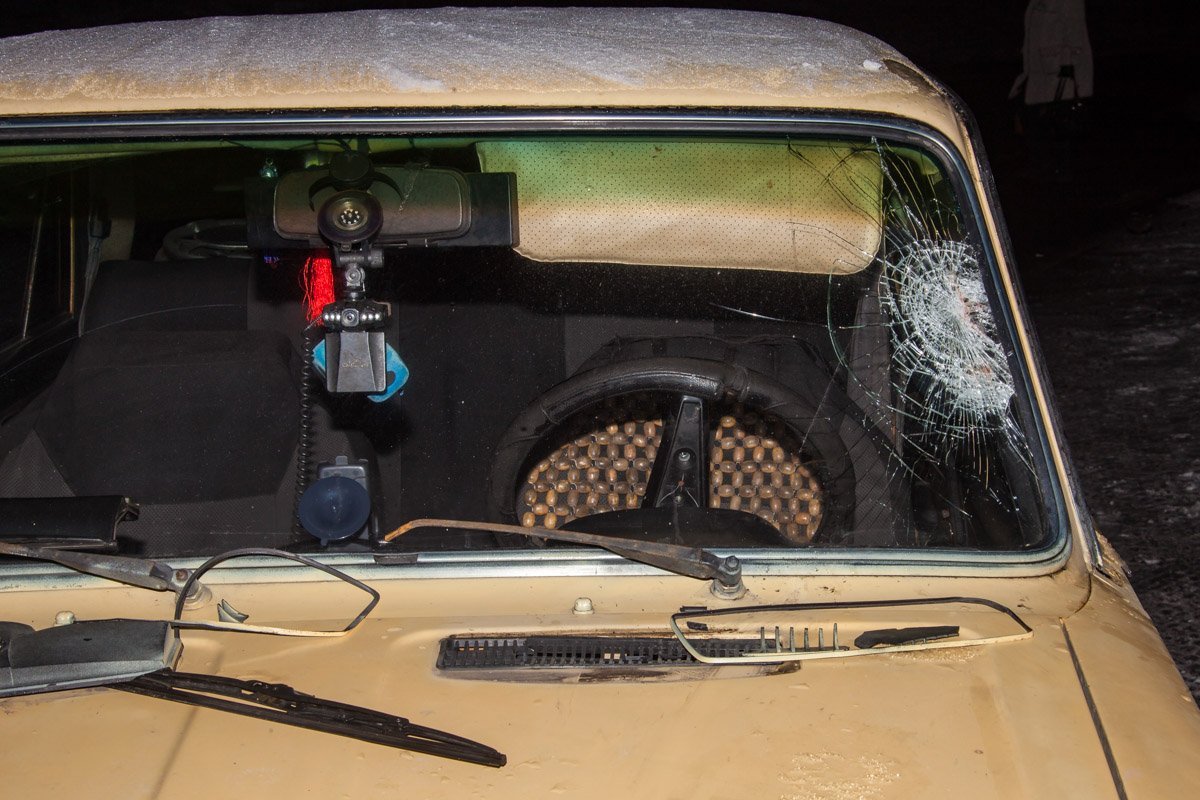 У автомобиля ВАЗ повреждено лобовое стекло У автомобиля ВАЗ повреждено лобовое стекло