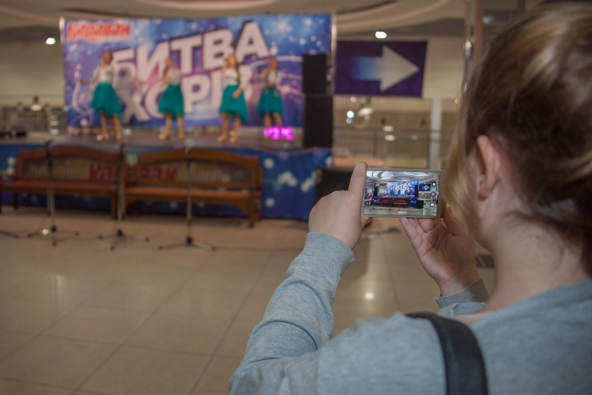 Родители пытались заснять каждую секунду выступления Родители пытались заснять каждую секунду выступления