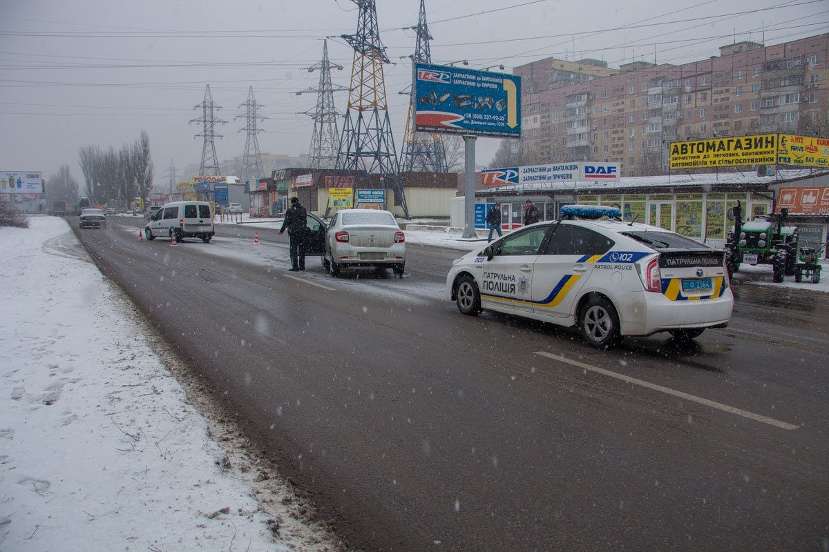 На Донецком шоссе произошла авария На Донецком шоссе произошла авария