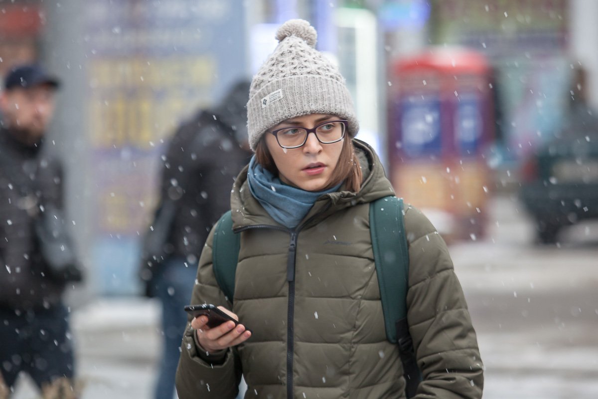 Кто-то все еще не может поверить, что снег настоящий