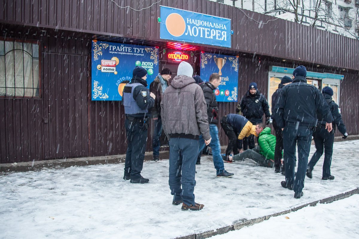 Полиция задержала мужчин, которые устроили дебош в зале игровых автоматов Полиция задержала мужчин, которые устроили дебош в зале игровых автоматов