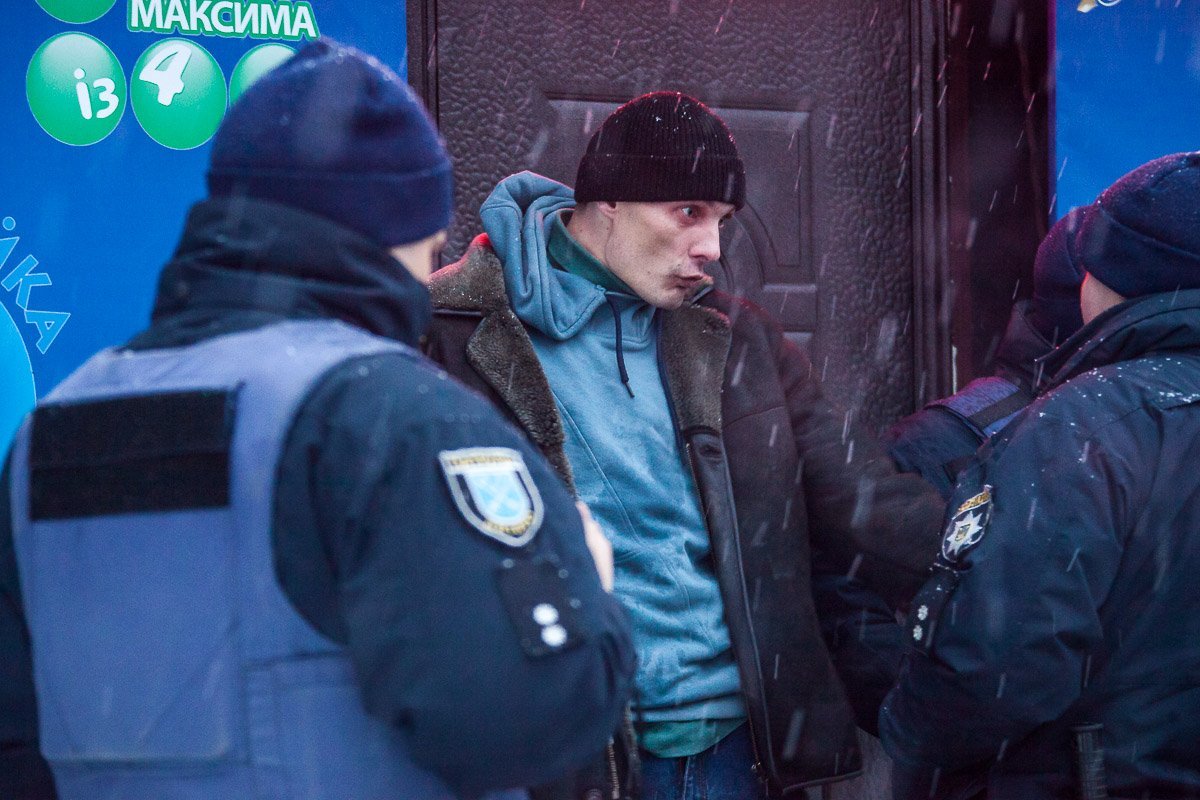 Мужчины начали провоцировать патрульных Мужчины начали провоцировать патрульных