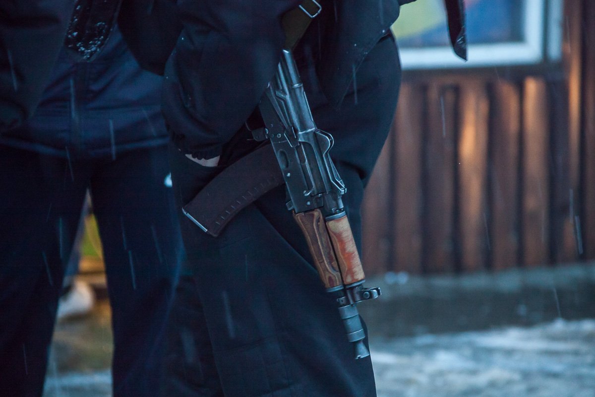 На место происшествия прибыло несколько экипажей патрульной полиции На место происшествия прибыло несколько экипажей патрульной полиции