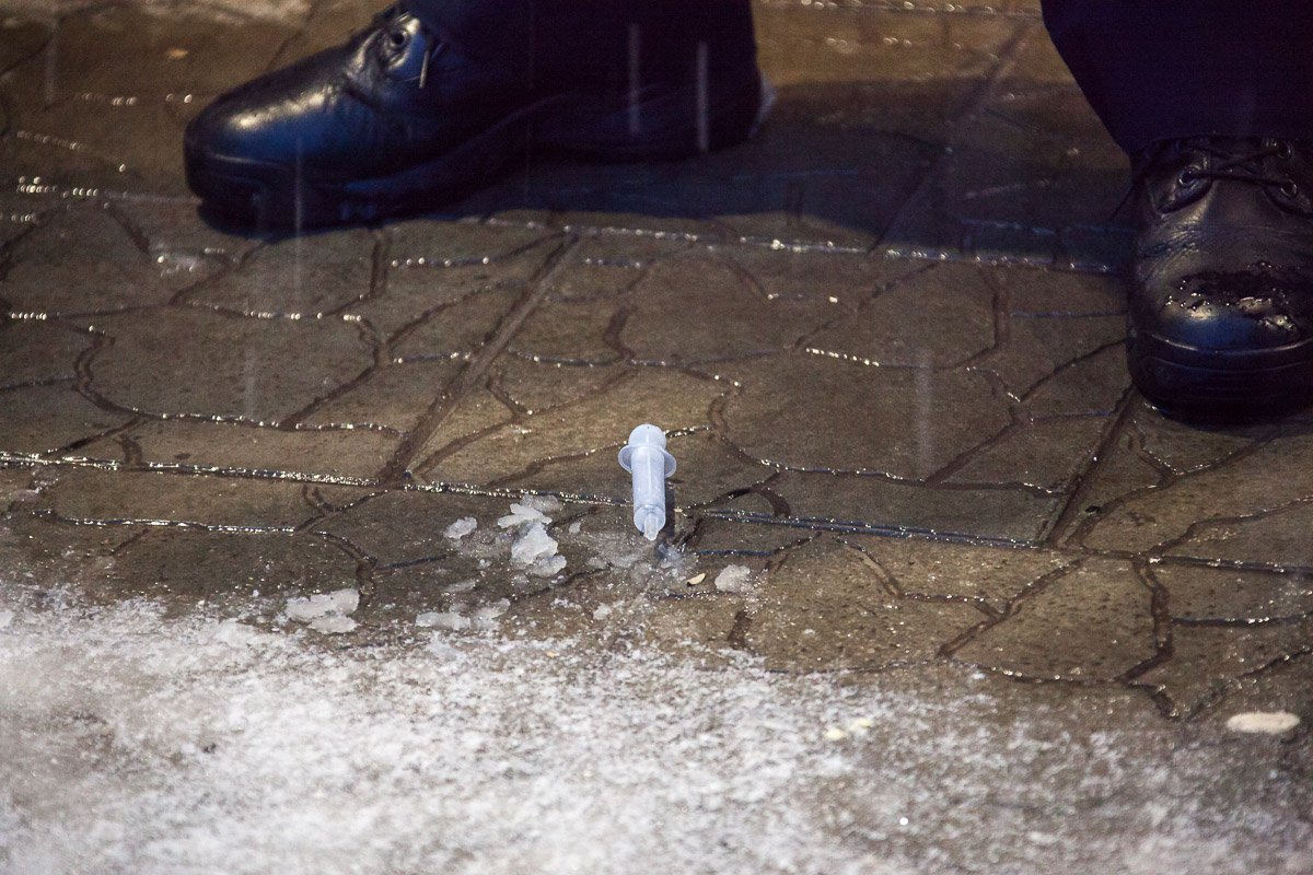 Одному из мужчин удалось скинуть шприц с неизвестной жидкостью Одному из мужчин удалось скинуть шприц с неизвестной жидкостью