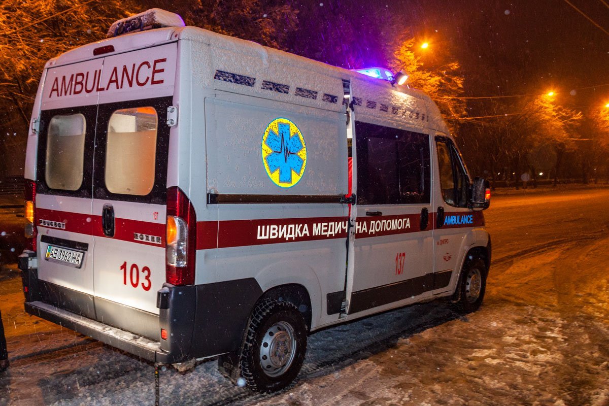 Бригада скорой помощи увезла пострадавшего в больницу Мечникова