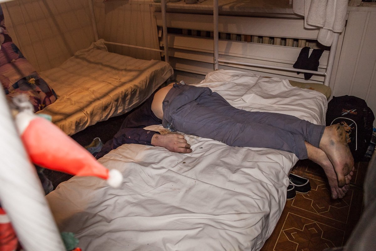 Рядом с трупом спал другой мужчина в крови и с сильными побоями Рядом с трупом спал другой мужчина в крови и с сильными побоями