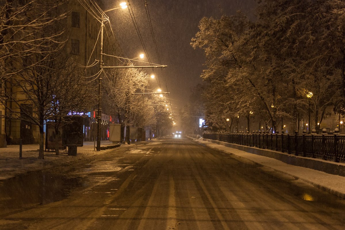Автомобилистам снег доставляет немало хлопот Автомобилистам снег доставляет немало хлопот