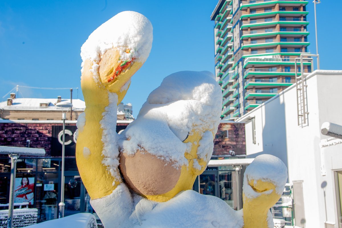 Заснеженный Гомер застыл в любви к бургерам