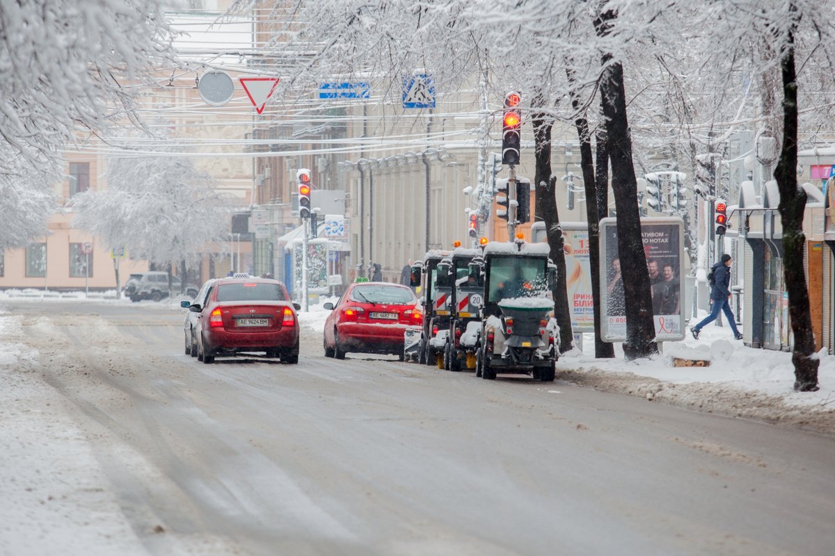 Водителей просят не парковаться на обочине для стабильной работы снегоуборочной техники