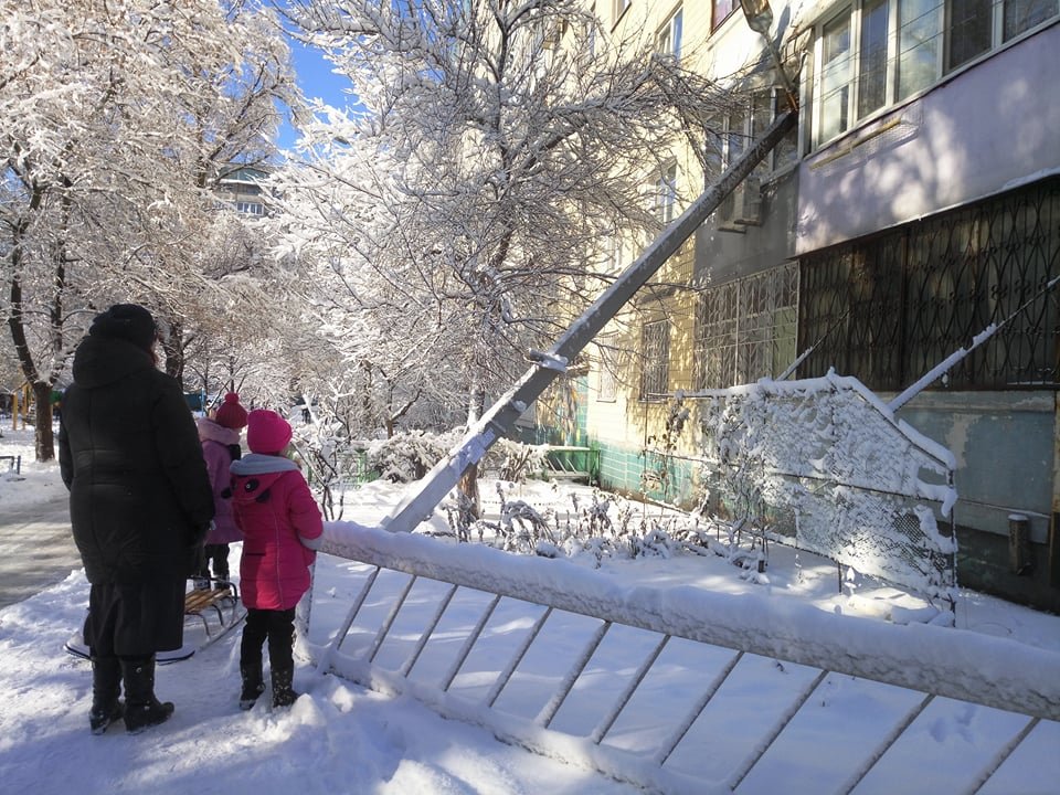 Упавший столб разбил окно квартиры