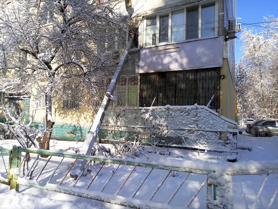 В скором времени столб должны убрать