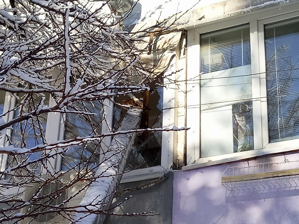 Бетонный столб "встрял" в стекло