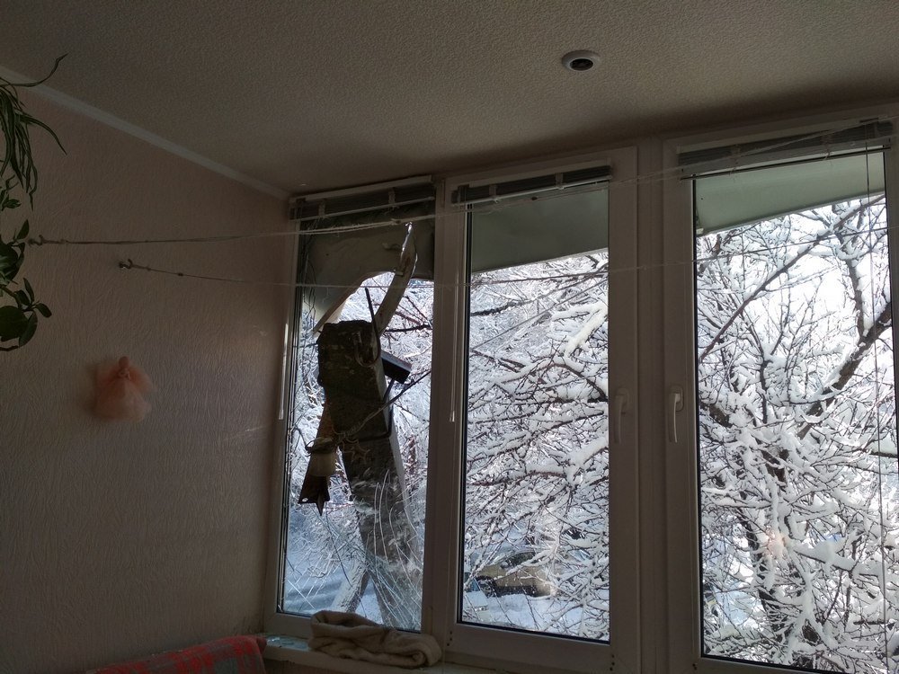 Столб насквозь пробил окно квартиры