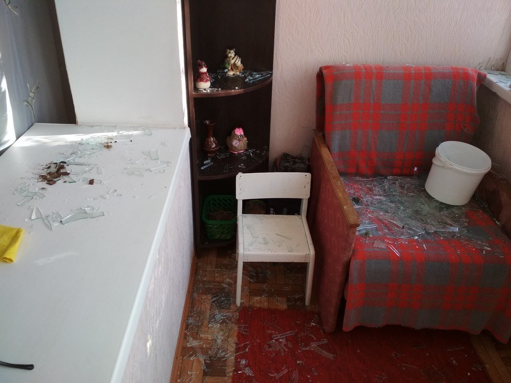 Осколки усыпали пол и мебель в квартире