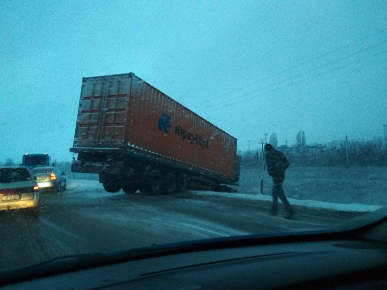 В Илларионово фуру достали из кювета