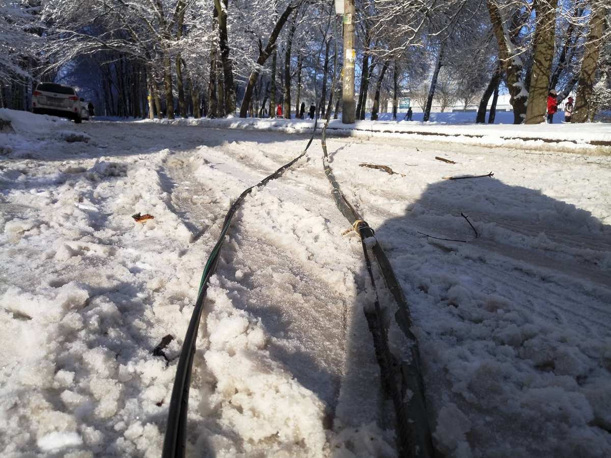 При падении ветвь оборвала провода При падении ветвь оборвала провода