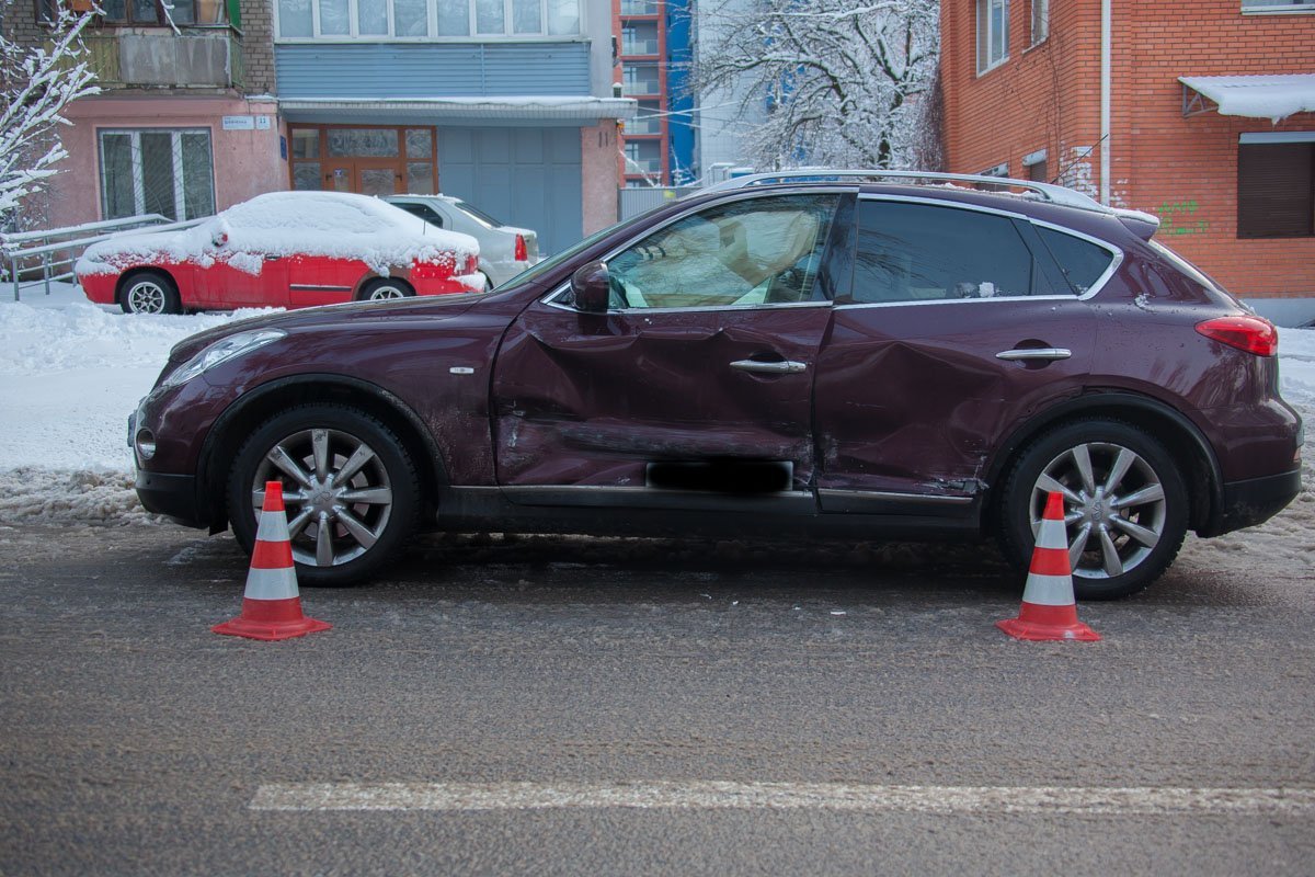 На месте происшествия работает патруль полиции На месте происшествия работает патруль полиции