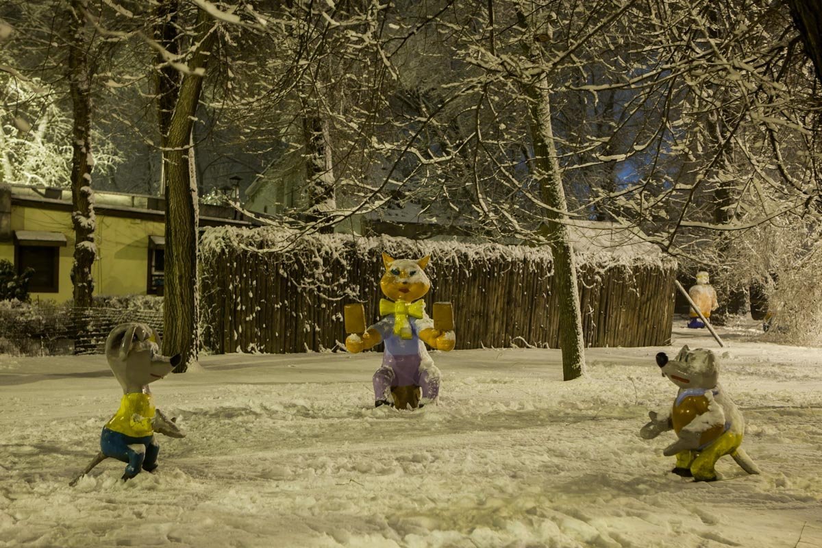 Ночью местами парк выглядит слегка устрашающе