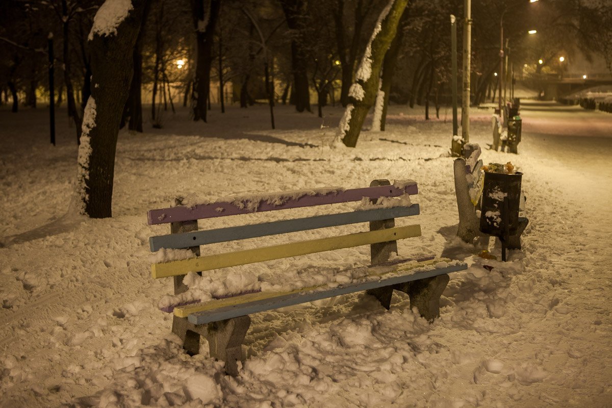 Одинокие лавочки в ночном парке