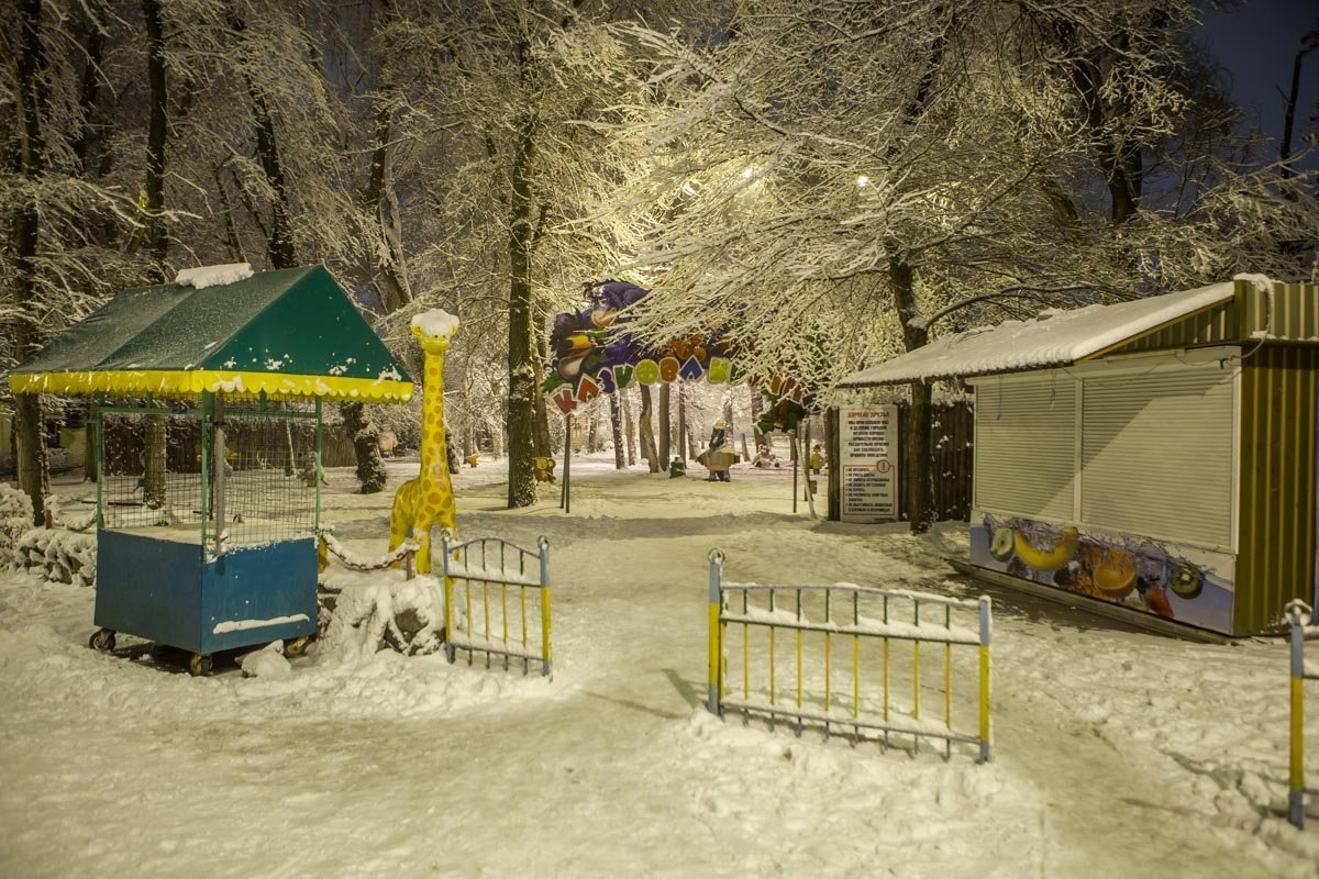 Детская площадка напоминает кадр из фильма-драмы