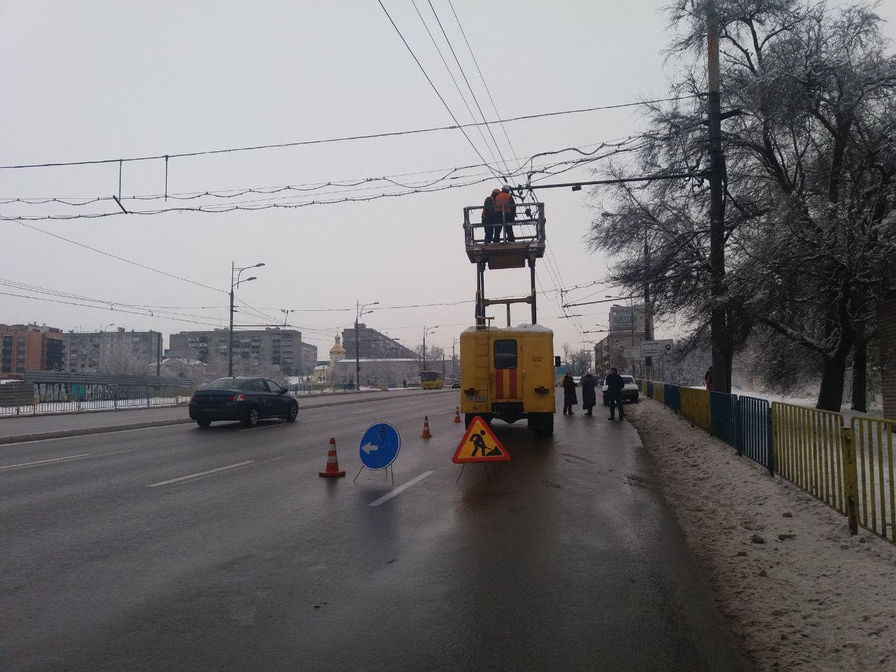 На Слобожанском проспекте обрыв проводов парализовал движение троллейбусов 1