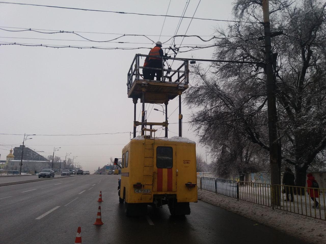 На Слобожанском проспекте обрыв проводов парализовал движение троллейбусов 2