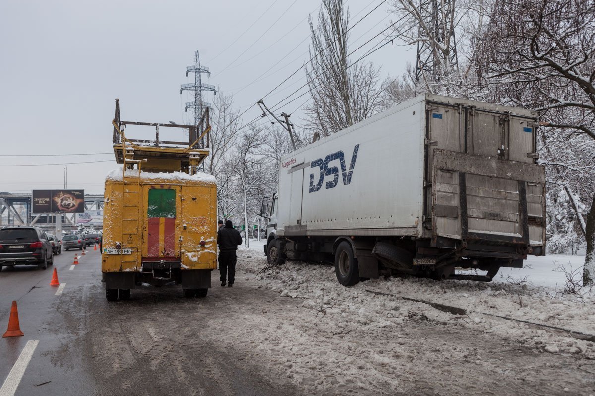 Грузовой автомобиль врезался в бетонную опору электропередач 